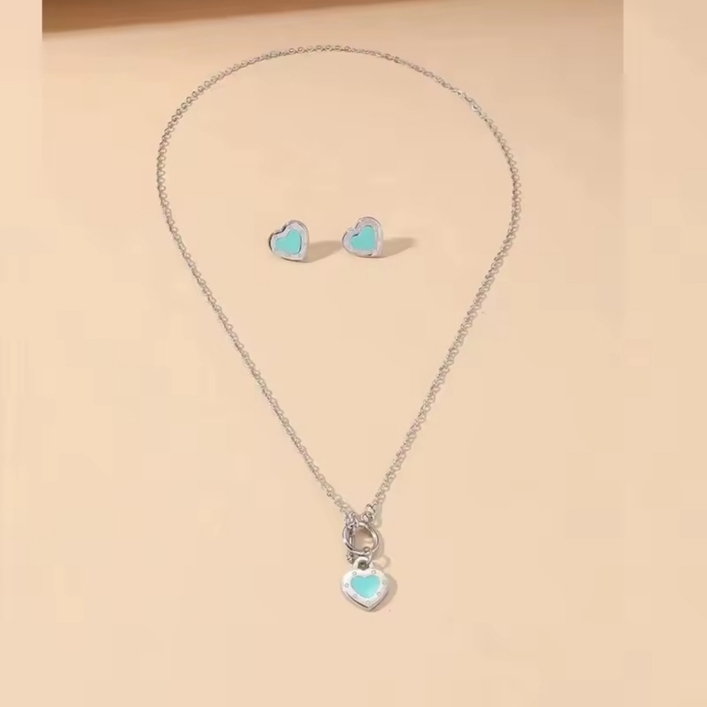 Luxury Silver Heart Necklace and Earring Set - Picture 2 of 4